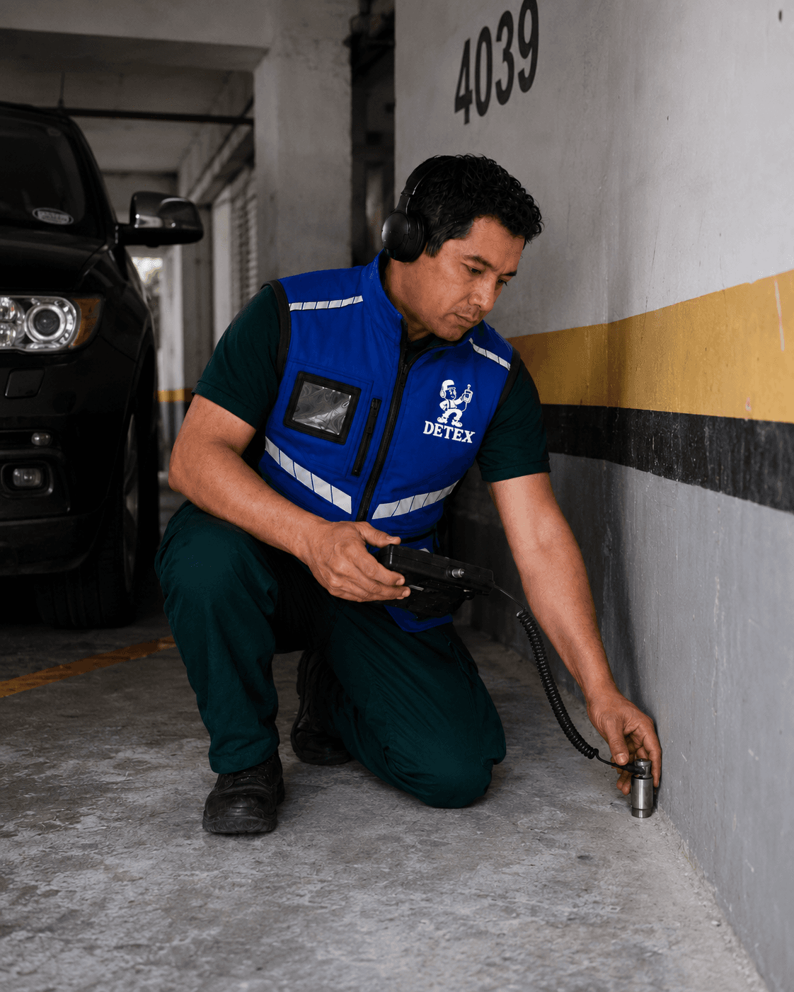 Técnico de DETEX inspeccionando una superficie exterior